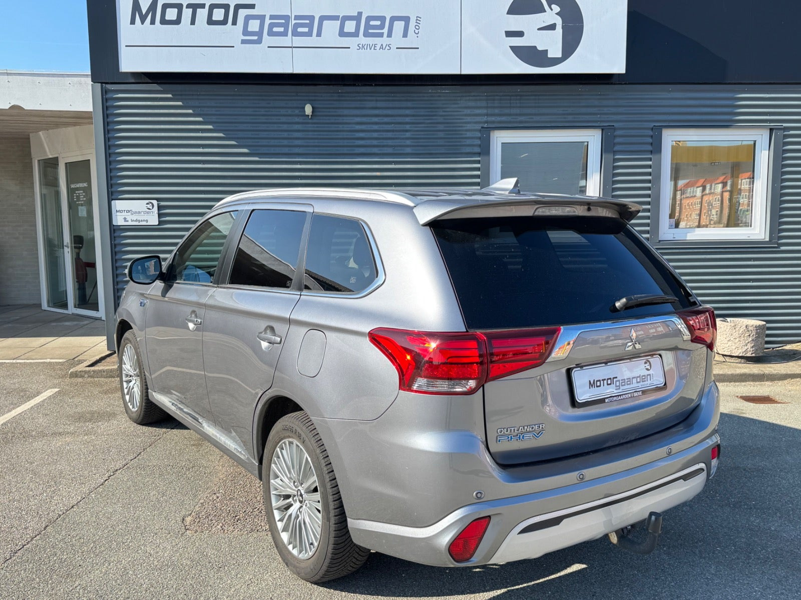 Grå Mitsubishi Outlander fra 2020