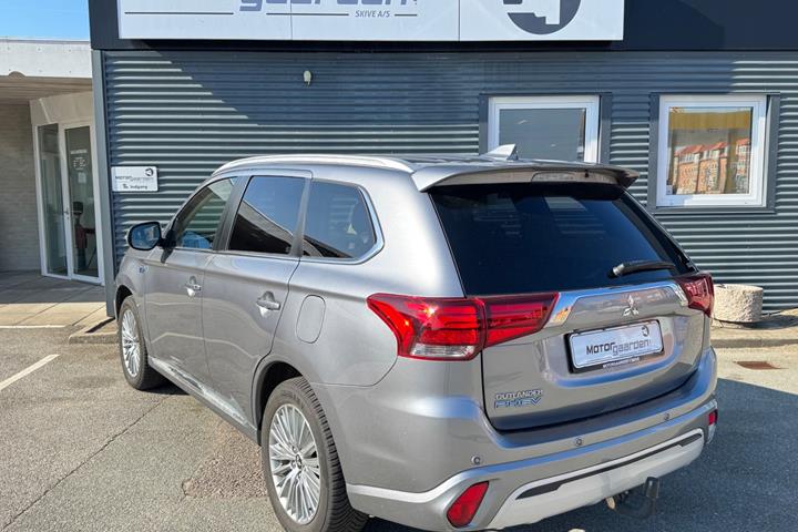 Grå Mitsubishi Outlander fra 2020