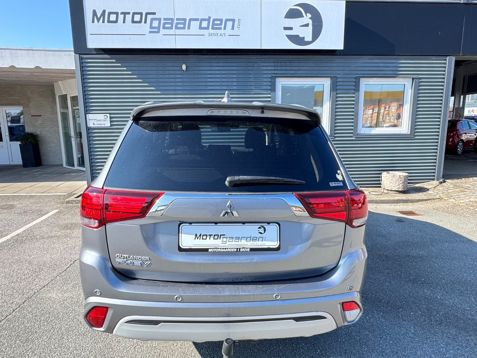 Grå Mitsubishi Outlander fra 2020