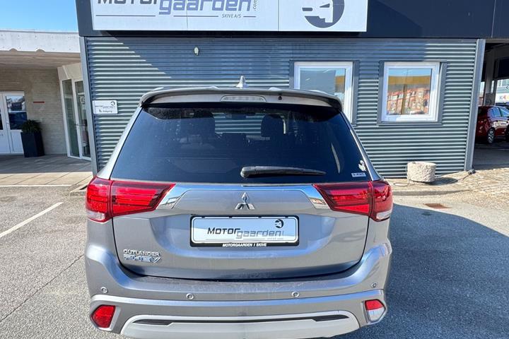 Grå Mitsubishi Outlander fra 2020