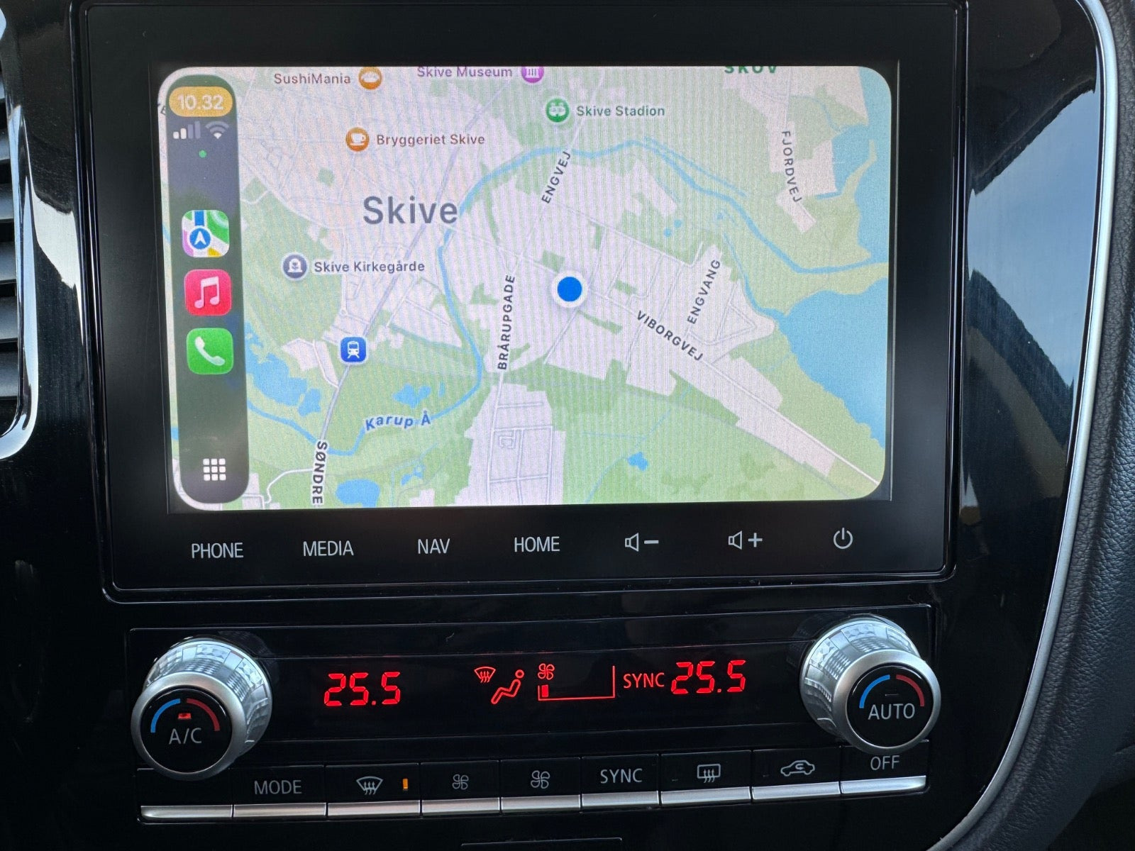 Grå Mitsubishi Outlander fra 2020