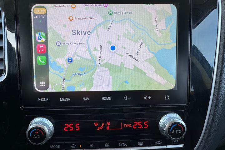 Grå Mitsubishi Outlander fra 2020