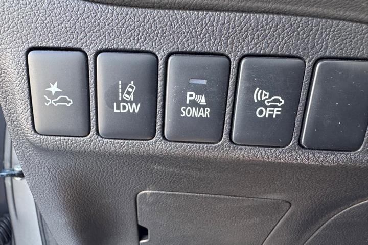 Grå Mitsubishi Outlander fra 2020