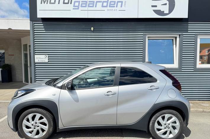 Sølv Toyota Aygo X fra 2022
