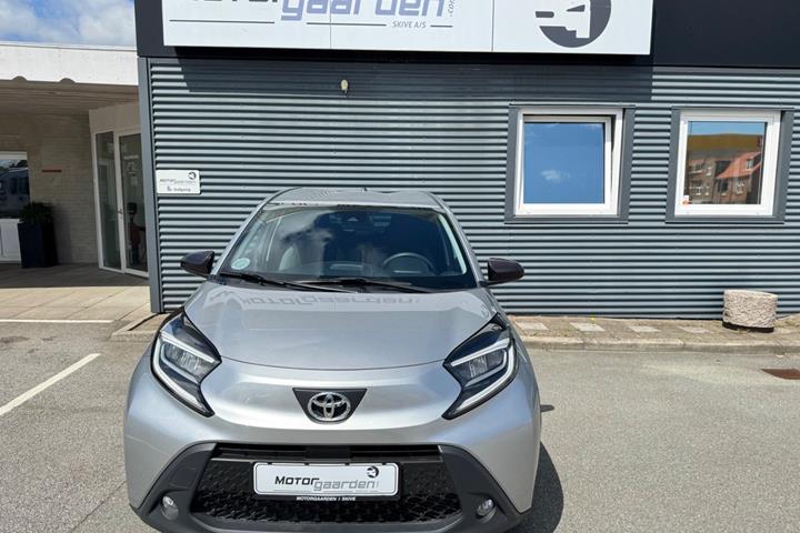 Sølv Toyota Aygo X fra 2022