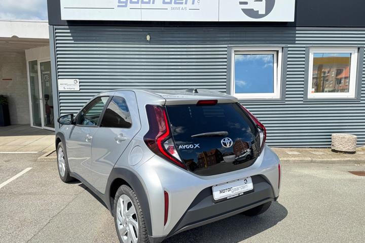 Sølv Toyota Aygo X fra 2022
