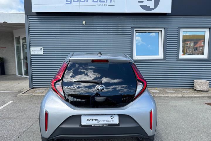 Sølv Toyota Aygo X fra 2022