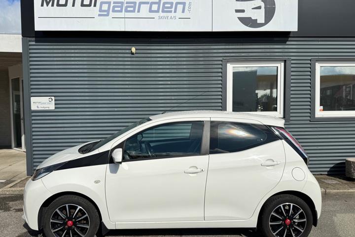 Hvid Toyota Aygo fra 2015