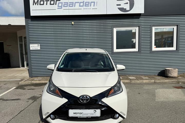 Hvid Toyota Aygo fra 2015