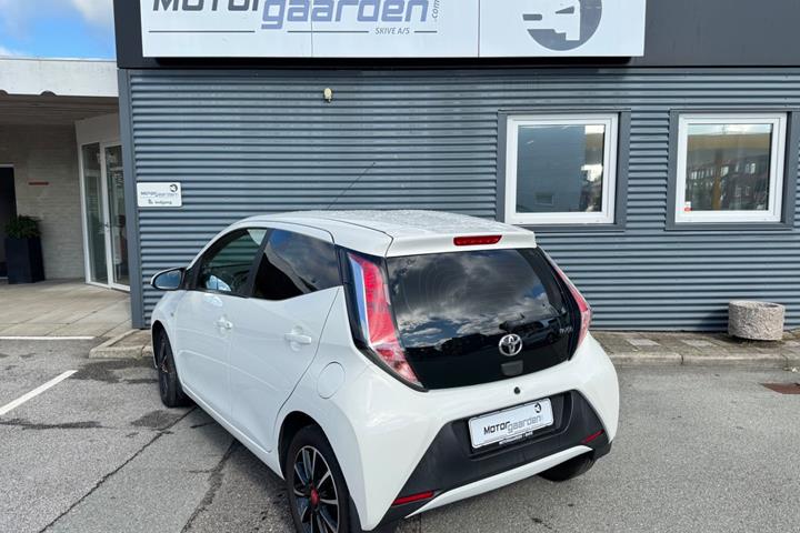 Hvid Toyota Aygo fra 2015