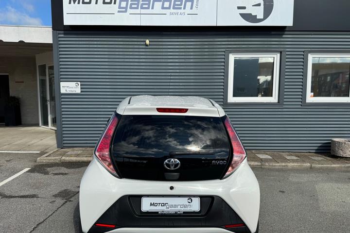 Hvid Toyota Aygo fra 2015