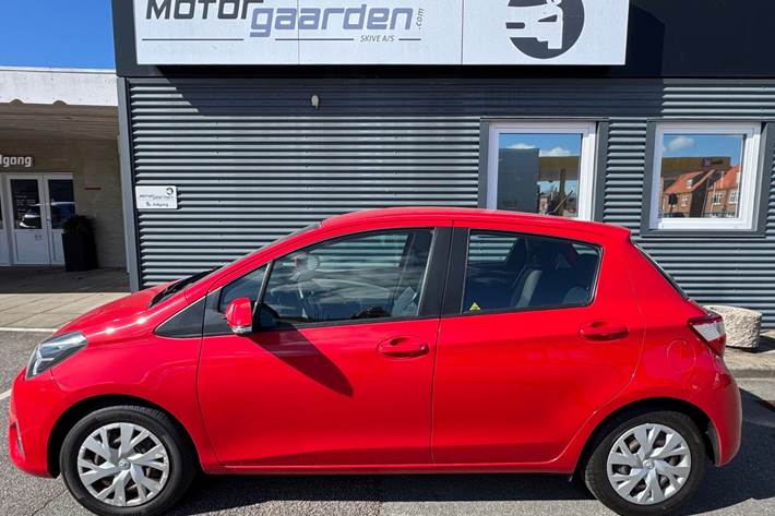 Rød Toyota Yaris fra 2017