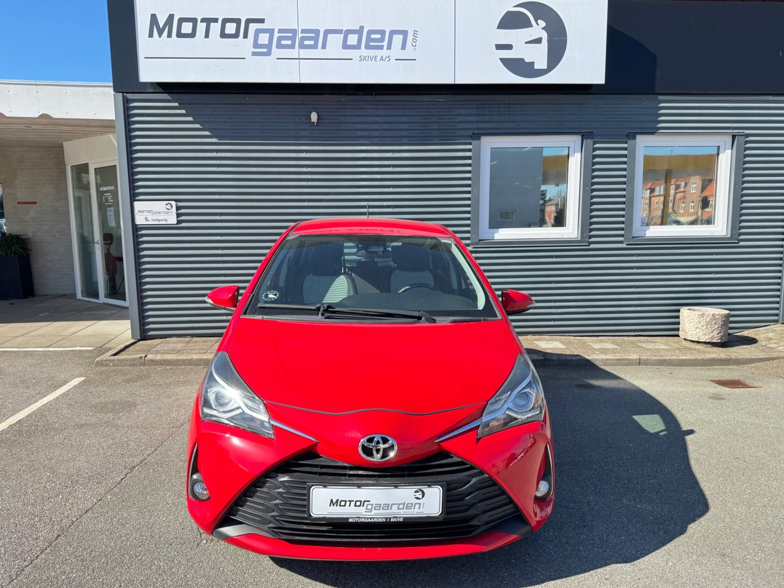Rød Toyota Yaris fra 2017
