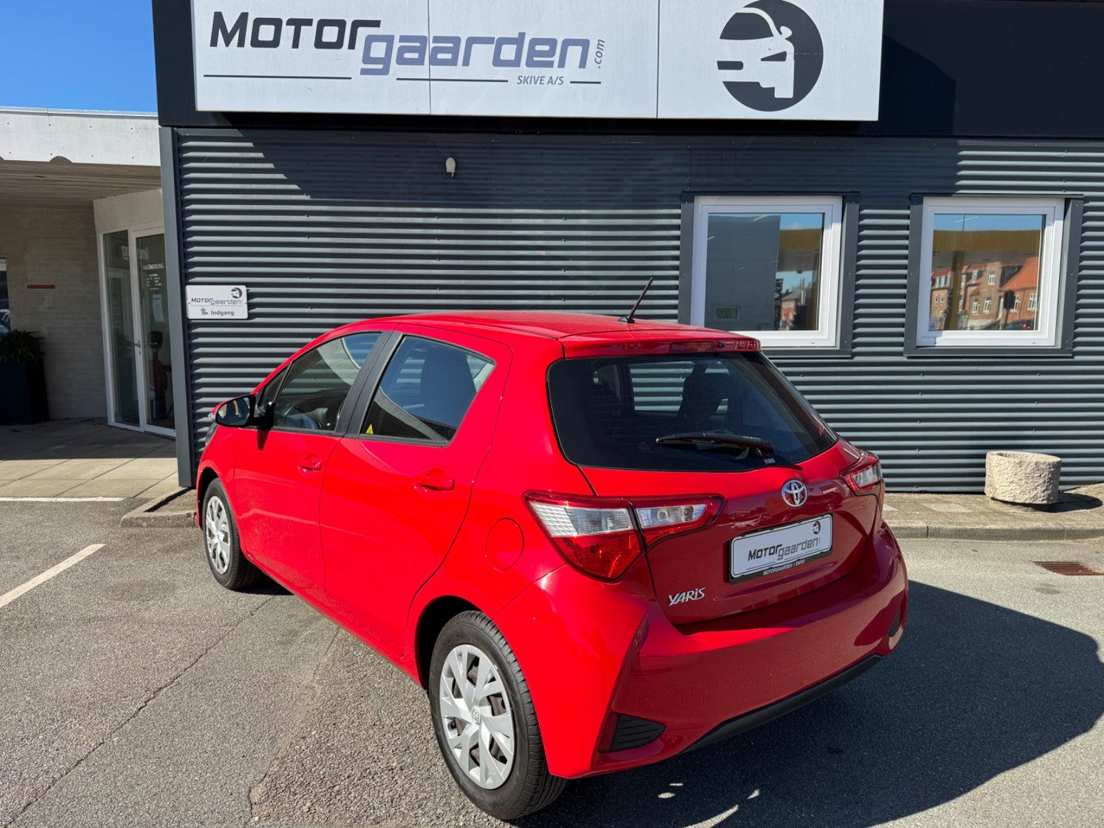 Rød Toyota Yaris fra 2017
