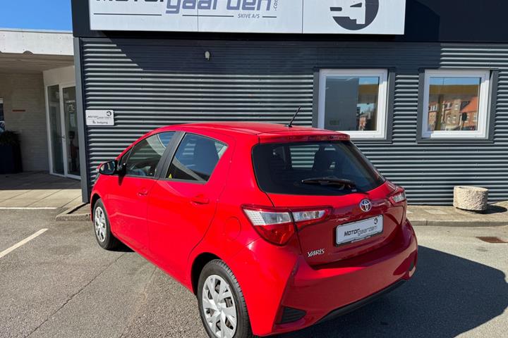 Rød Toyota Yaris fra 2017
