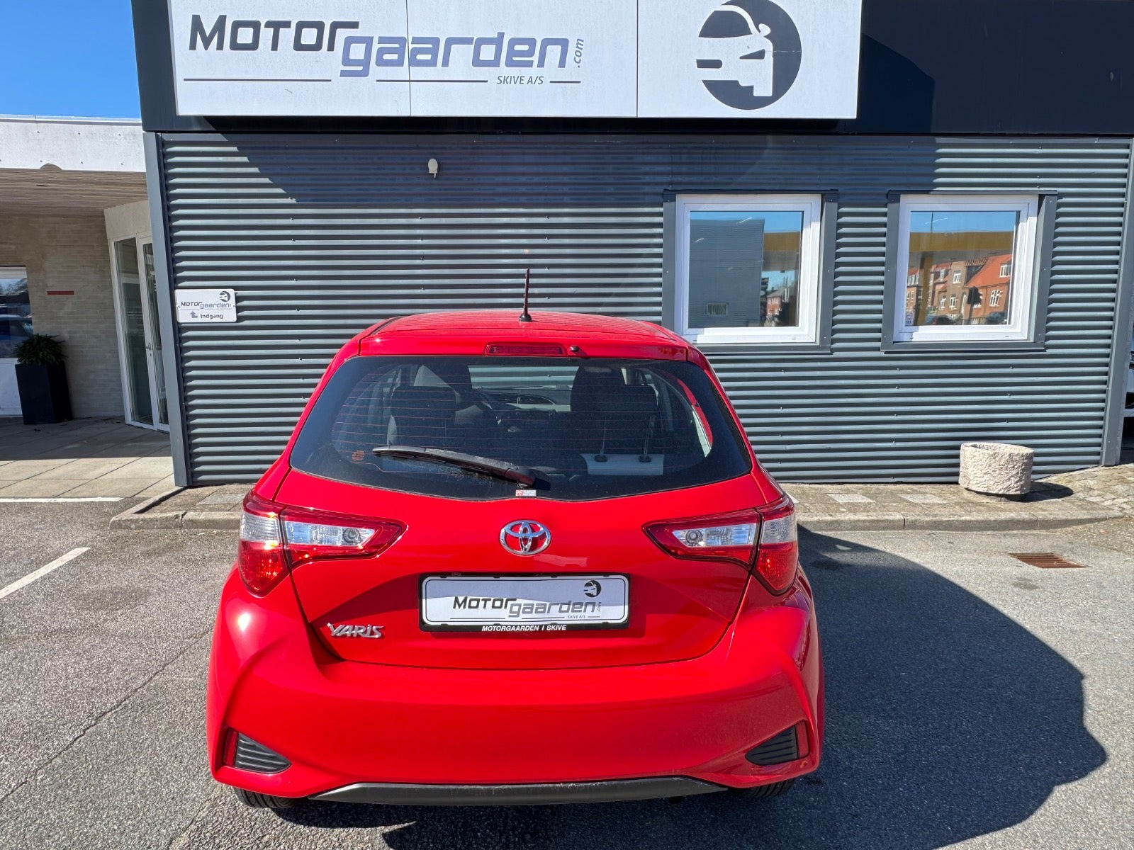 Rød Toyota Yaris fra 2017
