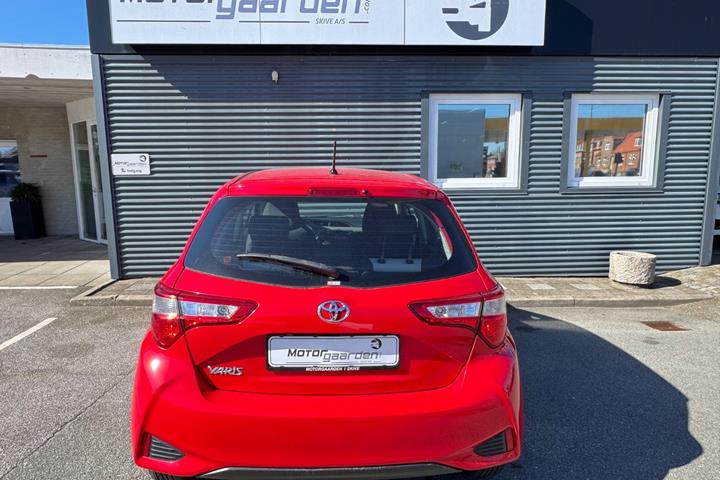 Rød Toyota Yaris fra 2017