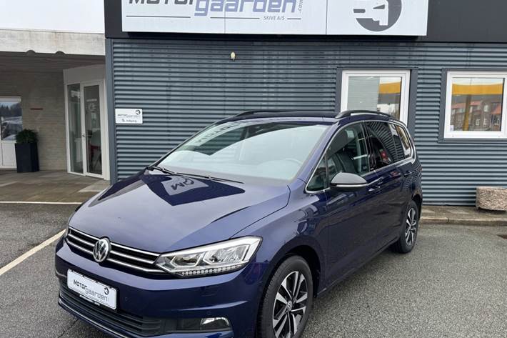 Blå VW Touran fra 2019