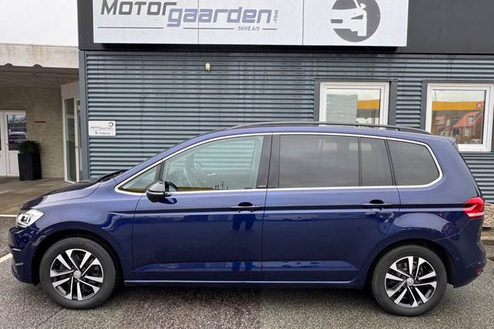 Blå VW Touran fra 2019
