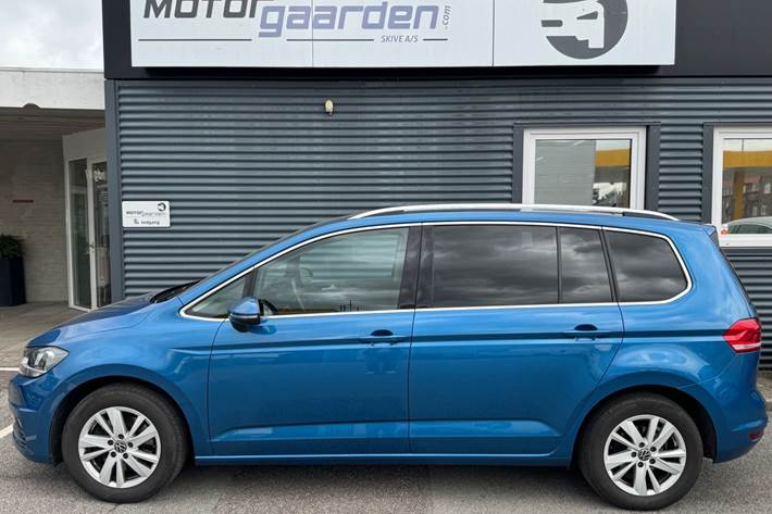 Blå VW Touran fra 2022