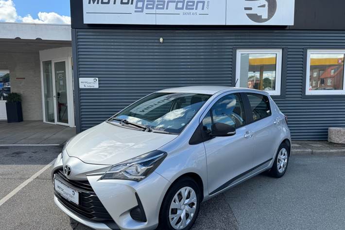 Grå Toyota Yaris fra 2017