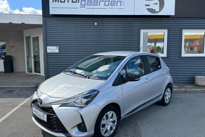 Grå Toyota Yaris fra 2017 set udefra