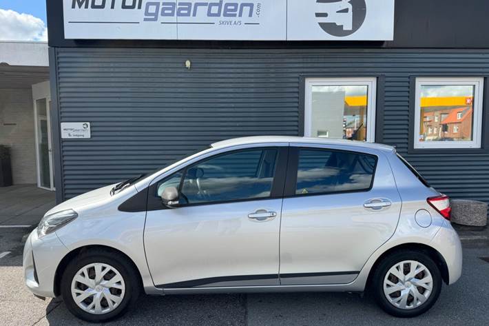 Grå Toyota Yaris fra 2017
