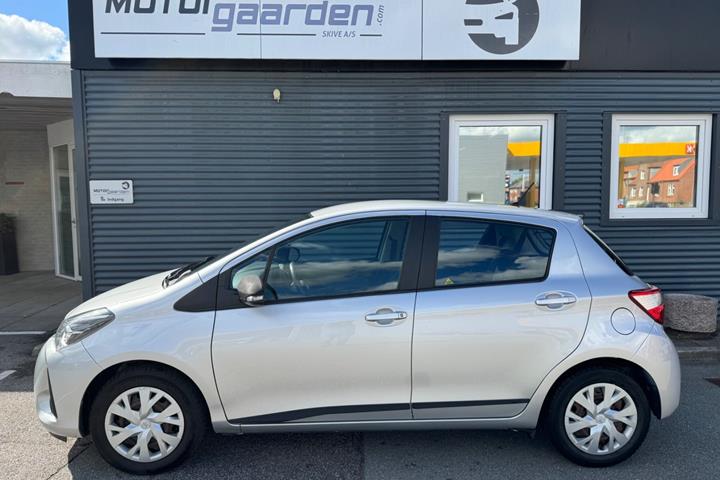 Grå Toyota Yaris fra 2017
