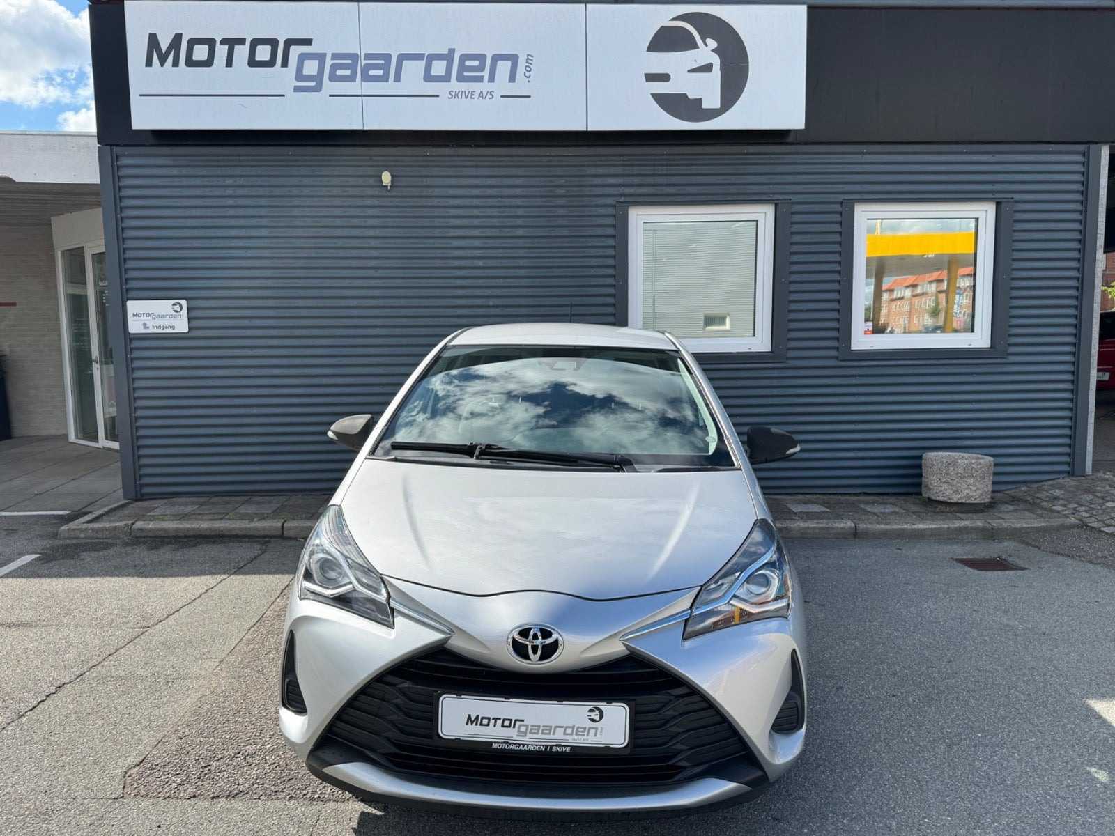 Grå Toyota Yaris fra 2017