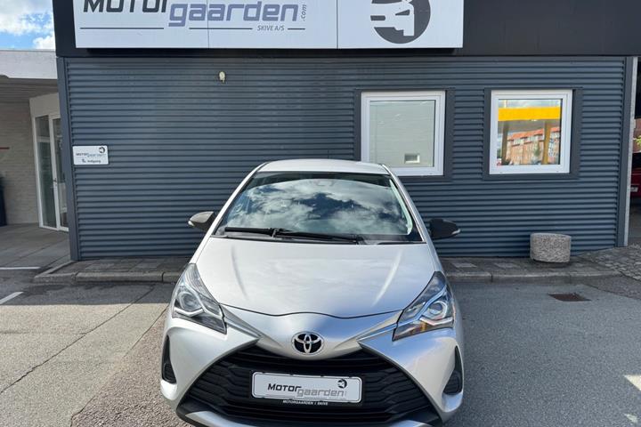 Grå Toyota Yaris fra 2017