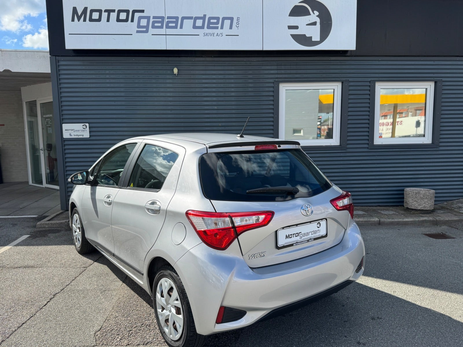 Grå Toyota Yaris fra 2017