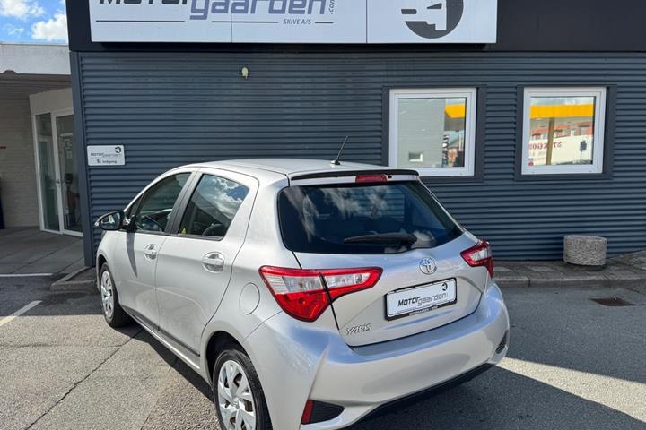 Grå Toyota Yaris fra 2017