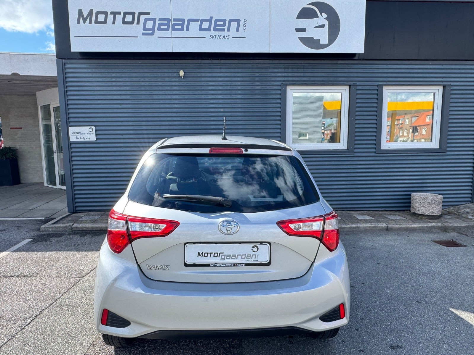 Grå Toyota Yaris fra 2017
