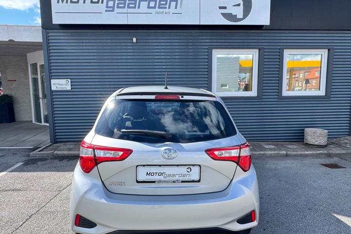 Grå Toyota Yaris fra 2017