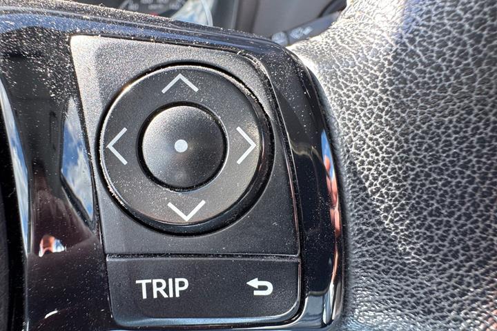 Grå Toyota Yaris fra 2017