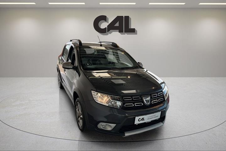 Grå Dacia Sandero Stepway fra 2018
