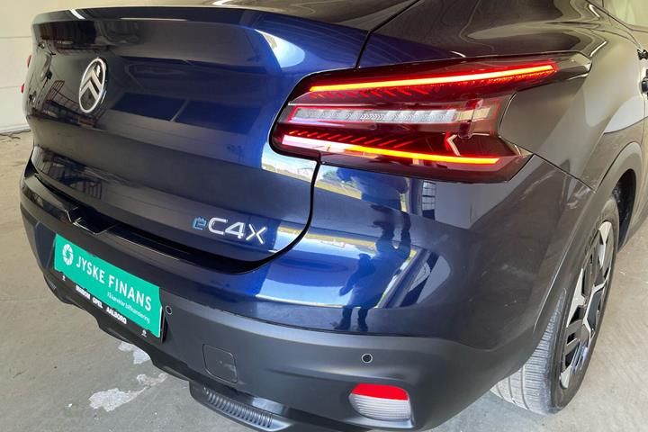 Blå Citroën ë-C4 X fra 2025