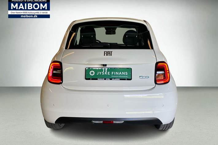 Hvid Fiat 500e fra 2023