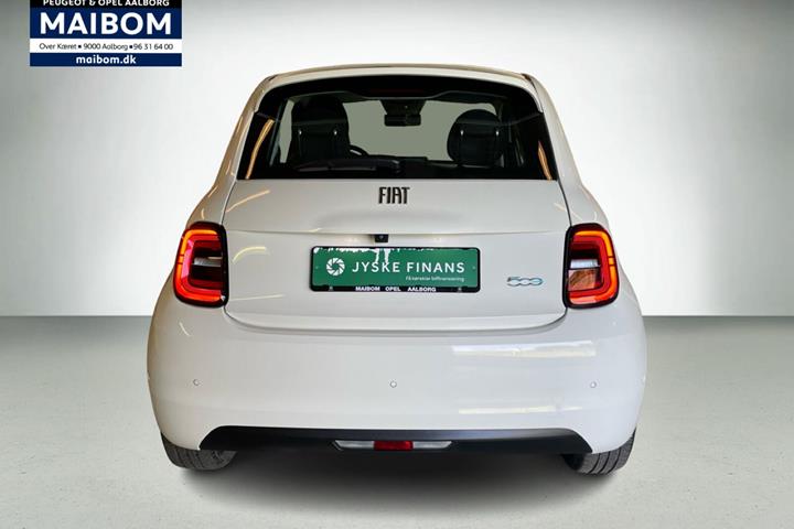 Hvid Fiat 500e fra 2023