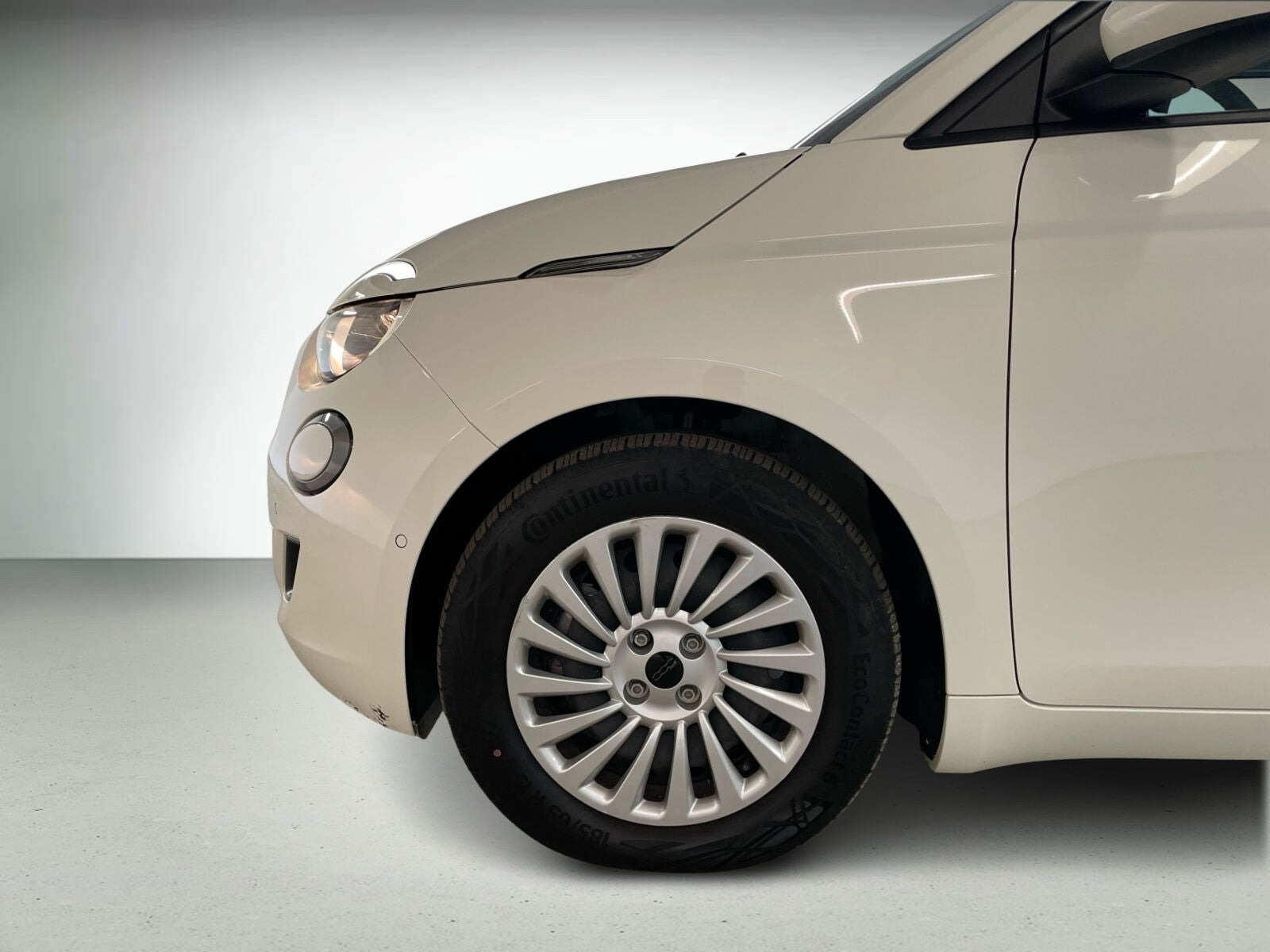 Hvid Fiat 500e fra 2023