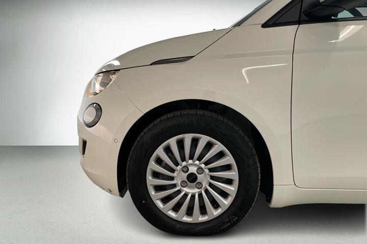 Hvid Fiat 500e fra 2023
