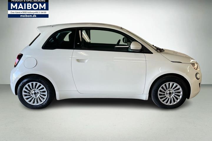 Hvid Fiat 500e fra 2023