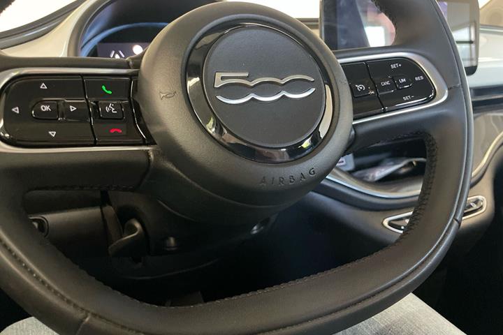 Hvid Fiat 500e fra 2023