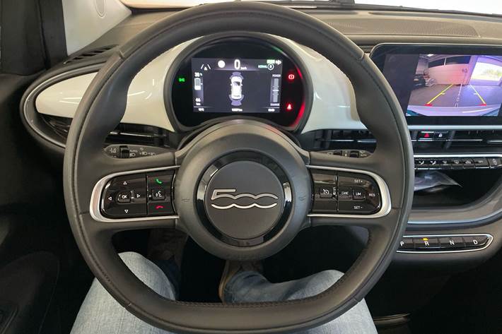 Hvid Fiat 500e fra 2023