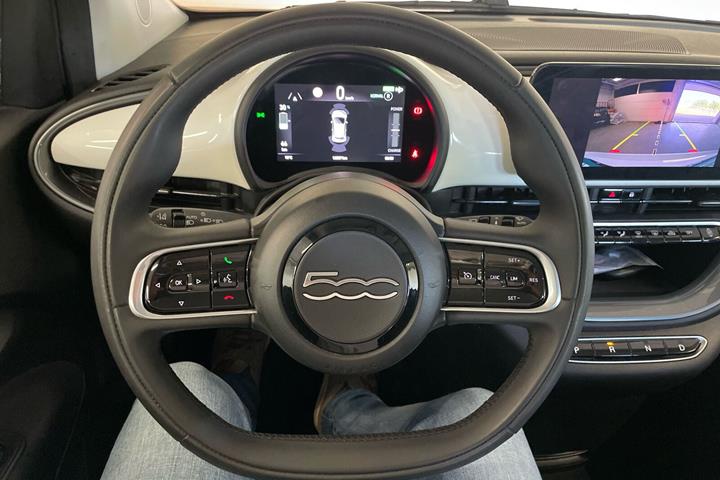 Hvid Fiat 500e fra 2023