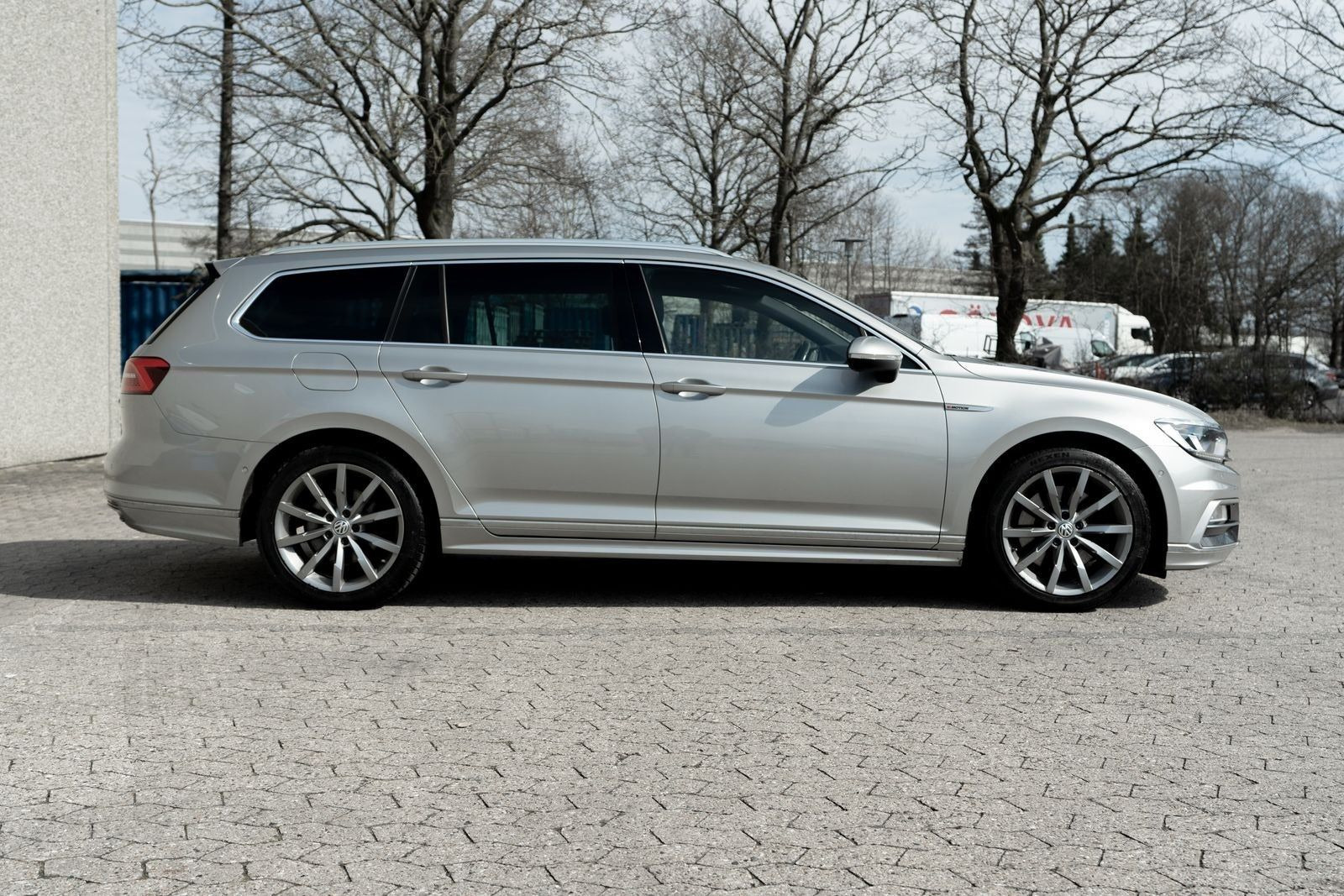 Grå VW Passat fra 2016