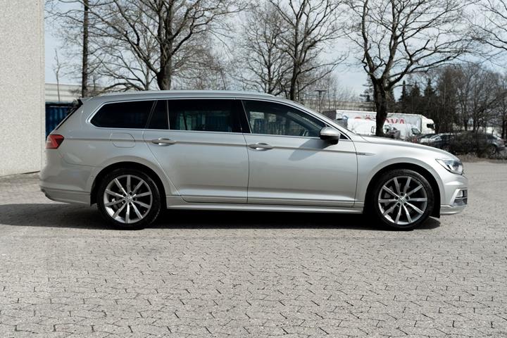 Grå VW Passat fra 2016