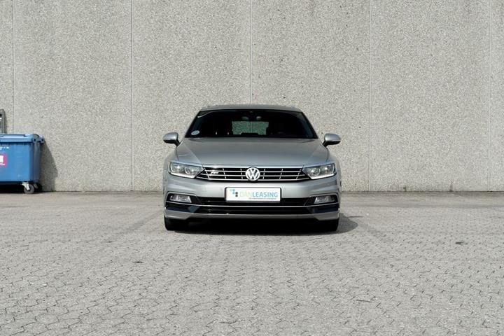 Grå VW Passat fra 2016