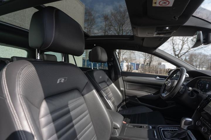 Grå VW Passat fra 2016