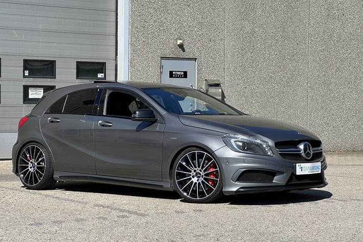 Grå Mercedes A45 AMG fra 2013